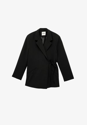 Zwarte gewrapte blazer gemaakt van een gladde stof, met een notch-kraag, lange mouwen, een tailleband en zijzakken.