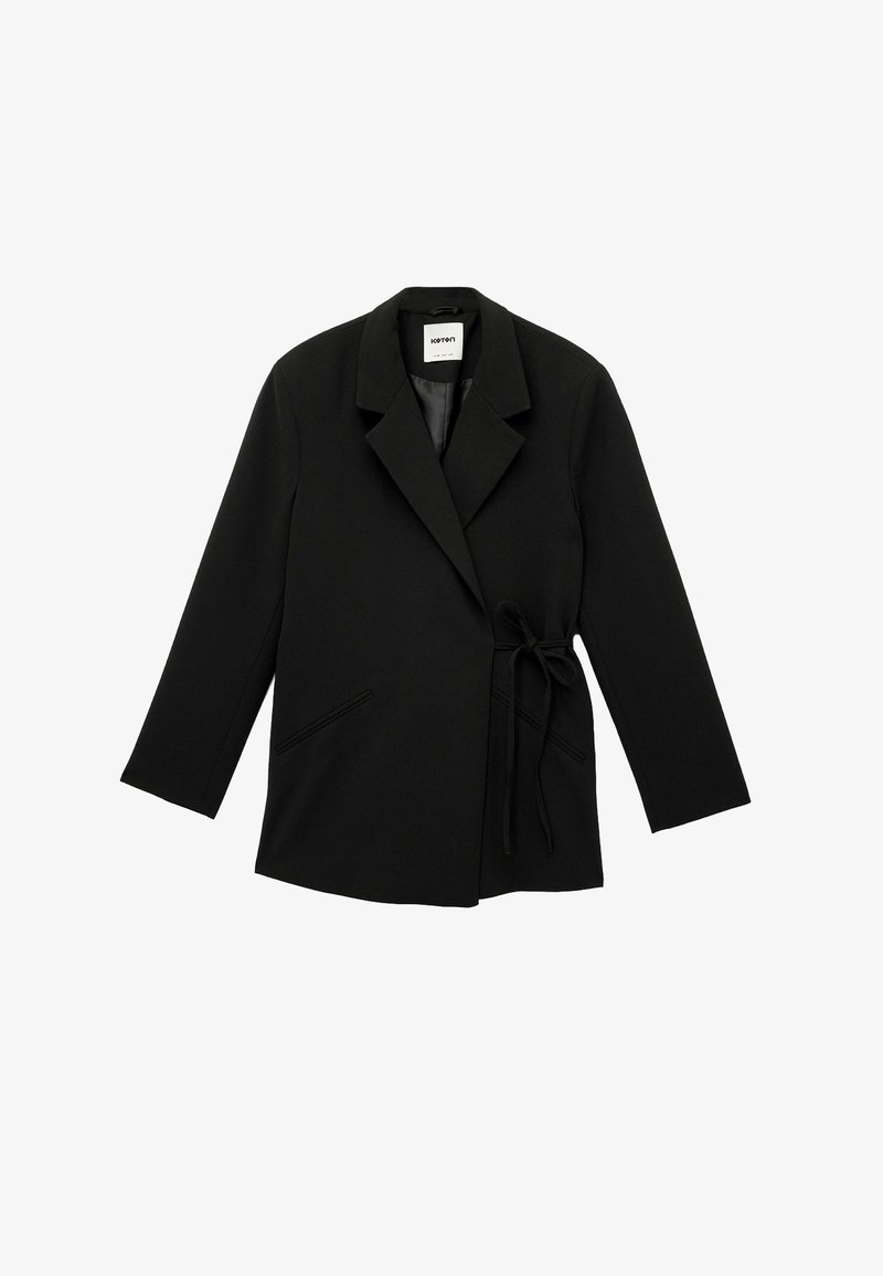 Blazer noir enroulé fabriqué dans un tissu lisse, avec un col en V, des manches longues, une ceinture à la taille et des poches latérales.