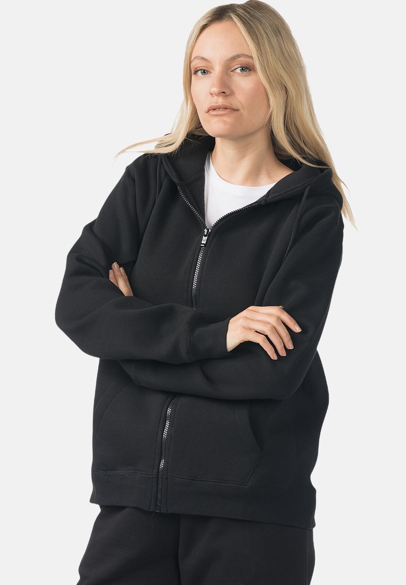 Felpa nera con zip frontale, tasca anteriore, cappuccio con coulisse regolabile e polsini a costine. Tessuto morbido con texture liscia e vestibilità comoda.