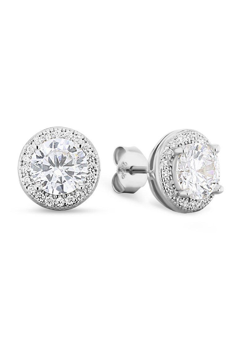 Boucles d'oreilles rondes avec de grandes pierres précieuses transparentes, entourées d'un halo de plus petits cristaux ; montées en métal argenté.