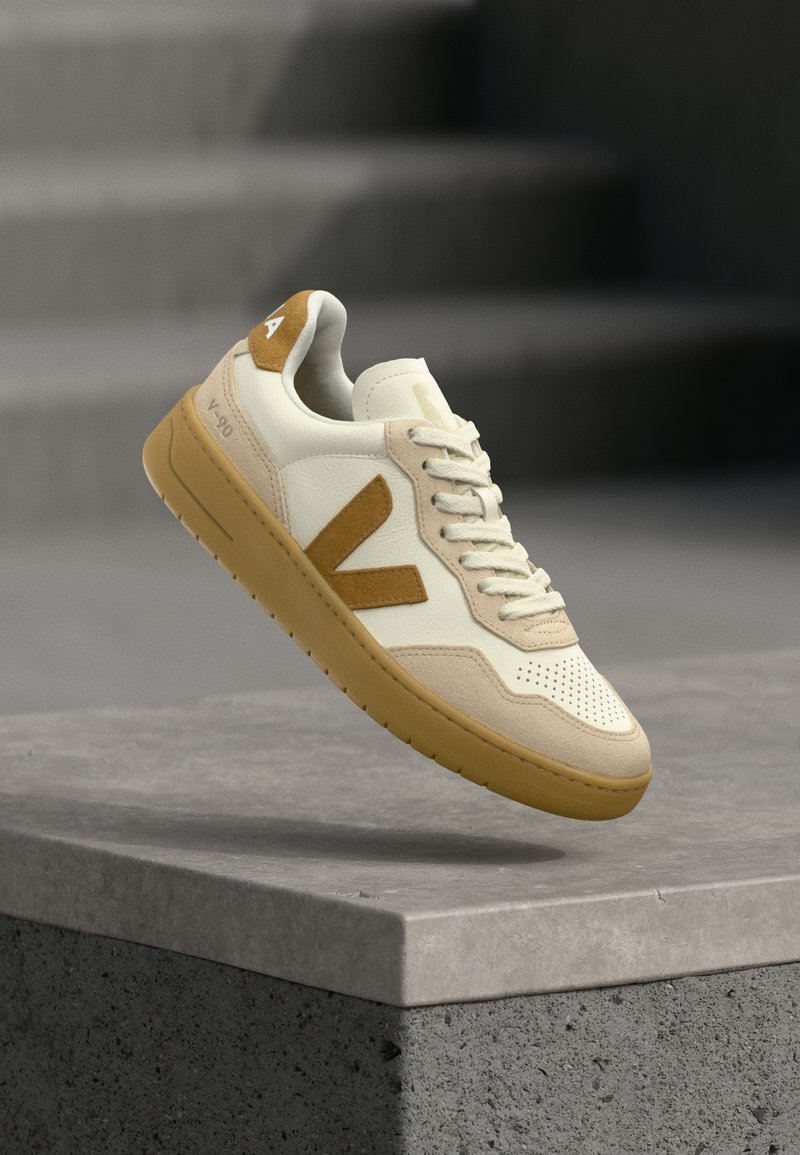 Veja V 90 pure/camel/almond/natural/cognac
