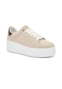 Sneakers in suede beige con suola piatta bianca, dotate di lacci bianchi e un'accortezza metallica nel tallone. Texture liscia con un design sobrio.