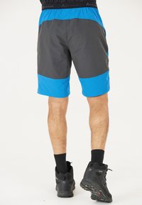 Grå och blå shorts med en färgblockdesign och elastisk midja, med en slät textur och kontrasterande sektioner vid bena.