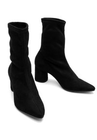 Bottes chelsea noires en daim doux, avec un bout pointu et un talon épais. Le design comprend un haut assoupli avec des coutures visibles.