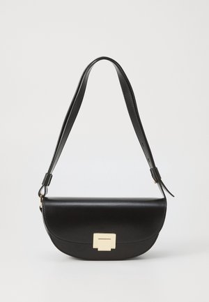 Zwarte leren handtas in halve maanvorm met verstelbare schouderriem en rechthoekige sluiting van goudkleurig metaal op de voorklep.