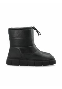 Botas de cuero negro hasta el tobillo con un collar acolchado, detalles de costura en la parte frontal y una suela gruesa y estriada. Cierre ajustable con cordón para un ajuste seguro.