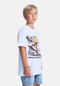 Weißes Baumwoll-T-Shirt mit einem bunten Grafikdesign einer Skateboard fahrenden Pizzascheibe, versehen mit dem Text "immer liefern" und "heiße Scheibe".