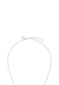 Collana in argento con un design delicato e sottile, caratterizzata da una texture sottile e un piccolo tag rotondo attaccato al gancio.