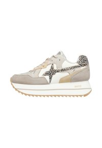 Sneaker beige e bianca realizzata in materiali scamosciati e in pelle, con dettagli a stampa leopardata, una spessa suola intermedia bianca e una suola esterna in gomma testurizzata.