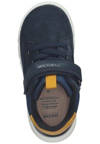 Sneaker in suede blu navy con un accento giallo sulla fascia in Velcro, suola in gomma bianca e dettagli in tessuto testurizzato. Taglia 26 visibile all'interno.