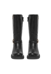 Mustad nahast põlvikud, millel on sile tekstuur, külgrihm, dekoratiivne rihm kuldsete metalldetailidega ja ümmargune ninaosa.