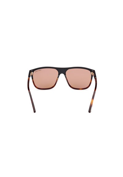 Gafas de sol con frontal negro y patas de carey. Presentan lentes tintados en rosa y un detallado acabado en tono dorado en las bisagras.