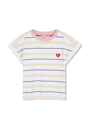 Chemise blanche à manches courtes avec encolure rose, rayures horizontales noires et jaunes, et un petit logo en forme de cœur rouge portant l'inscription "HUGO" sur la poitrine.