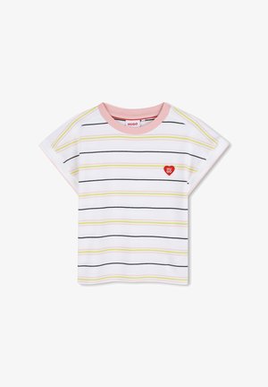 Chemise blanche à manches courtes avec encolure rose, rayures horizontales noires et jaunes, et un petit logo en forme de cœur rouge portant l'inscription "HUGO" sur la poitrine.