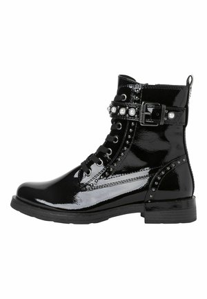 Bottines de combat en cuir verni noir avec des accents cloutés, une sangle à boucle et un bout rond. Elles possèdent des lacets et un talon bas pour plus de stabilité.