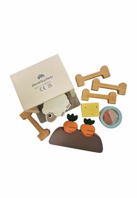 Zestaw drewnianych zabawek z białą owcą, pomarańczowymi marchewkami, żółtym kawałkiem sera, trzema brązowymi ciężarkami, okrągłym lustrem i kremowym pudełkiem.