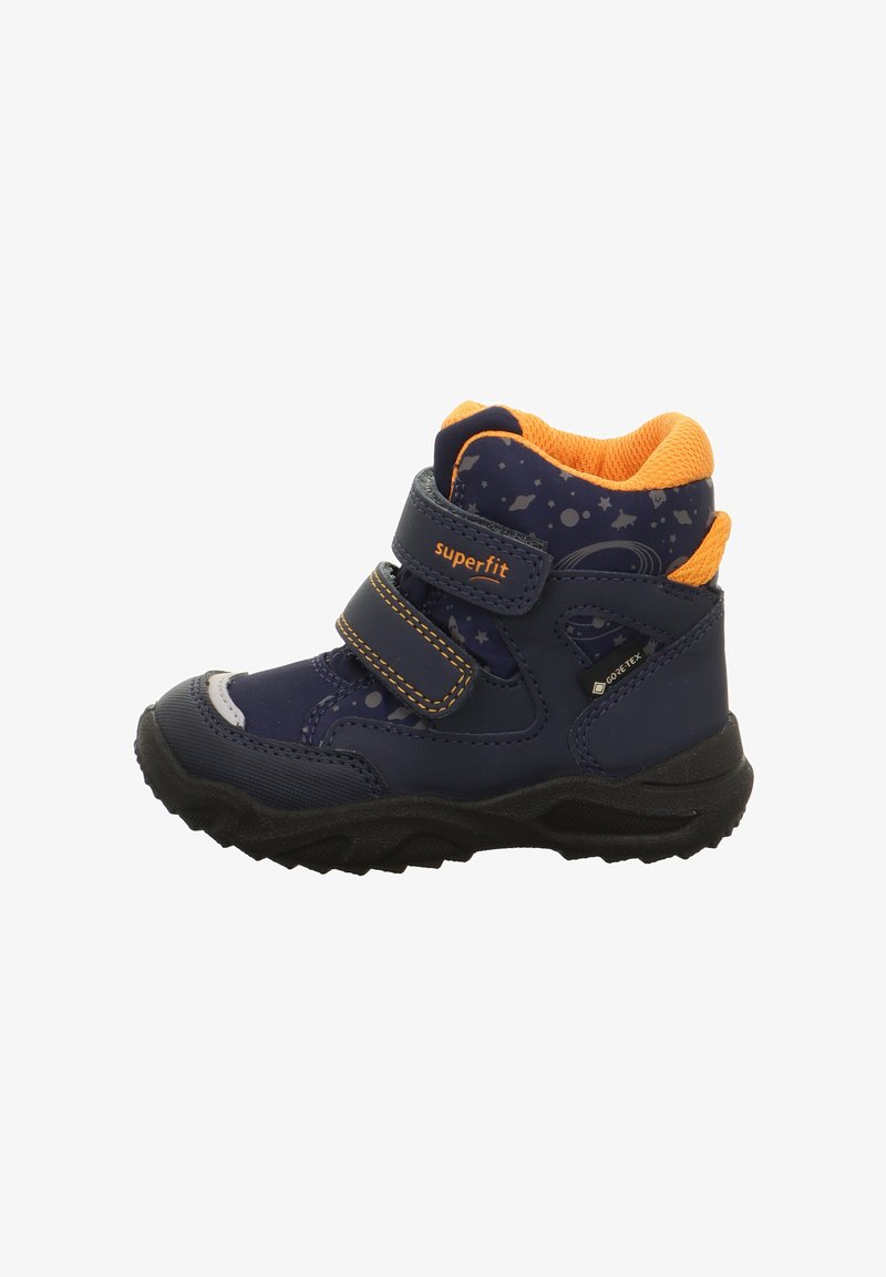 Marineblaue Kinderstiefeletten mit orangen Akzenten, wasserfestem Design, zwei verstellbaren Klettverschlüssen und einer robusten schwarzen Sohle.