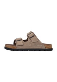 Sandalo in suede beige con due cinturini regolabili, suola intermedia in sughero e suola esterna in gomma nera. Presenta una chiusura a fibbia scorrevole per una vestibilità sicura.