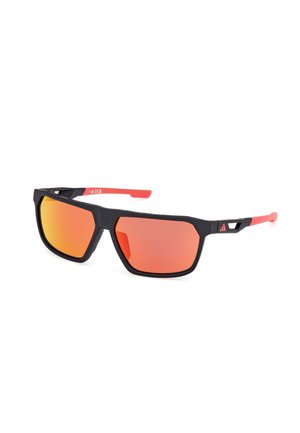 Schwarze rechteckige Sonnenbrille mit roten Spiegelgläsern. Strukturiertes schwarzes Gestell mit mattem Finish und roten Akzenten an den Schläfen.