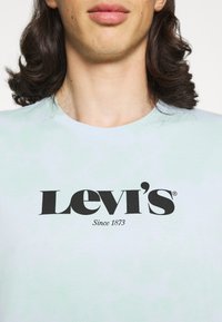 Levi's® RELAXED FIT GRAPHIC TEE - Camiseta básica - light blue
