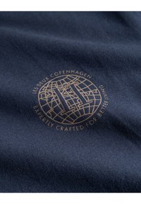 Les Deux GLOBE - T-shirt estampada - dark navy/tobacco brown