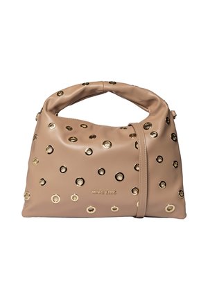 Borsa a mano in pelle morbida beige con borchie circolari dorate, manico superiore, tracolla laterale e logo Marc Ellis sulla parte frontale.