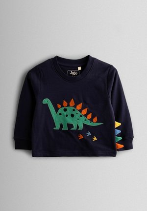 Tmavomodrá mikina s dlhým rukávom s motívom zeleného stegosaurus so sivými a oranžovými akcentmi, textúrovanými aplikáciami a stopami dinosaurov.