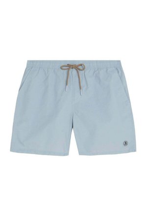 Bañador corto para hombre de color azul claro con cintura elástica, cordón marrón, bolsillos laterales y pequeño logo en el dobladillo de la pierna izquierda.