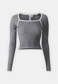 Szürke bordás, hosszú ujjú crop top, kontrasztos fehér nyakkal. Testhez simuló fazon és texturált anyag jellemzi.
