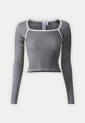 Top cropped de manga longa cinza com decote branco em contraste. Apresenta um design ajustado e um tecido texturizado.