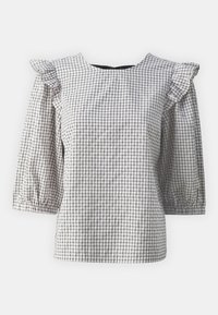 Blusa bianca con motivo a righe nere, maniche a tre quarti gonfie e dettagli arricciati sulle spalle su uno sfondo semplice.