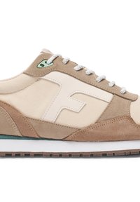 Beige und braune Sneakers, die eine Mischung aus Textil- und Wildledermaterialien aufweisen, eine weiße Zwischensohle, graue und grüne Akzente sowie runde Schnürsenkel haben.
