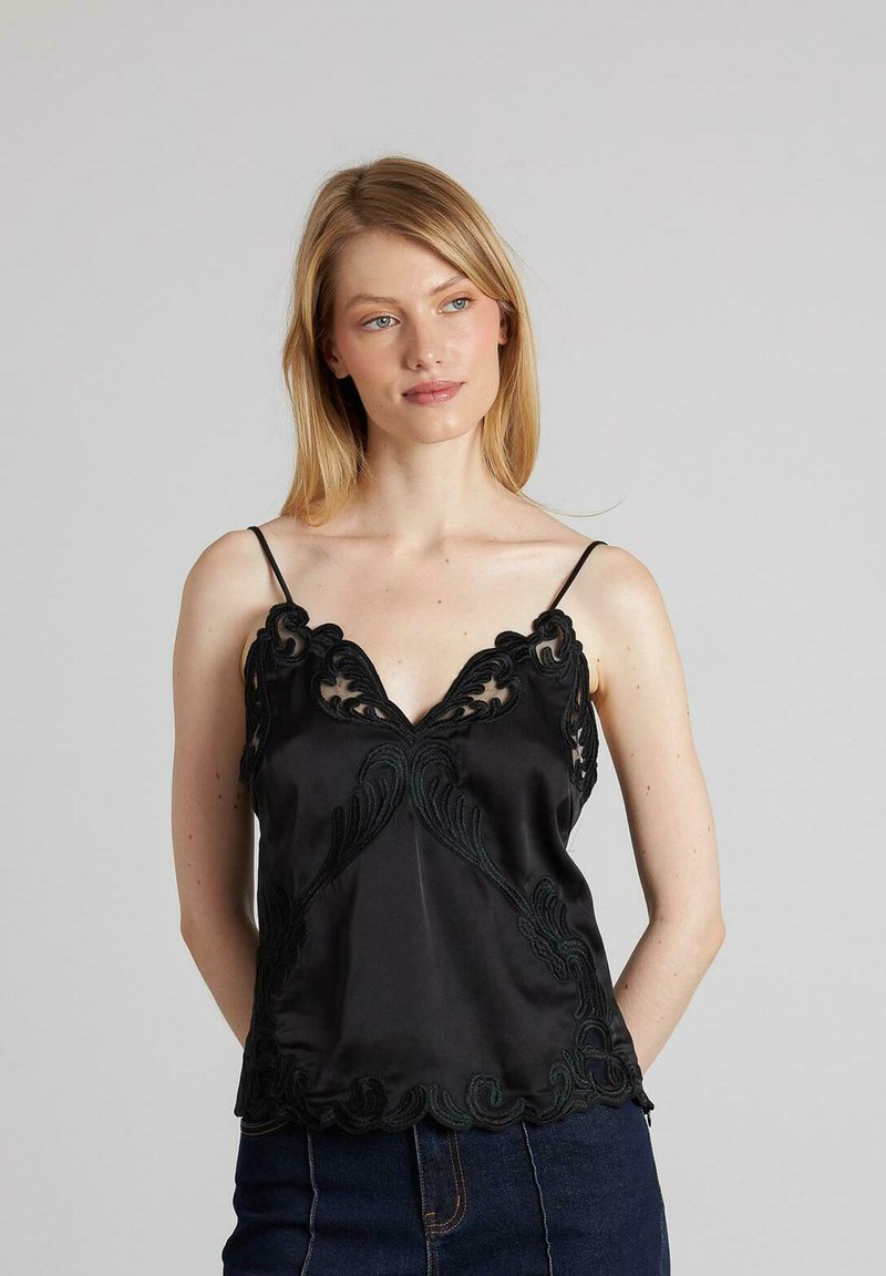 Camisón de satén negro con escote festoneado, intrincados bordados verdes a lo largo de los bordes y tirantes delgados ajustables.