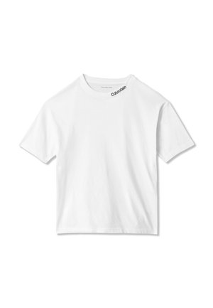 T-shirt blanc à manches courtes et col rond avec le texte "Calvin Klein" imprimé près de l'encolure sur le côté droit.
