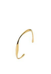 Bracciale in metallo dorato con un design morbido e curvo. Presenta estremità aperte e una finitura lucida che riflette la luce.