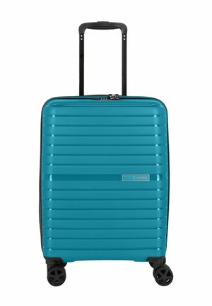 Teal harde koffer met ribbelpatroon, uittrekbare zwarte handgreep en vier zwarte wielen voor mobiliteit.