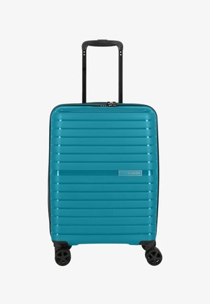 Teal harde koffer met ribbelpatroon, uittrekbare zwarte handgreep en vier zwarte wielen voor mobiliteit.