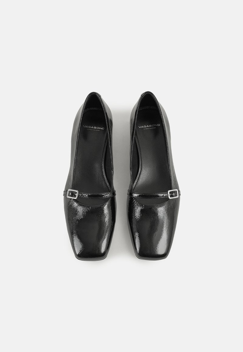 Chaussures en cuir verni noir avec un design à bout carré et une fine bride de cheville ornée d'une petite boucle rectangulaire. Texture lisse.