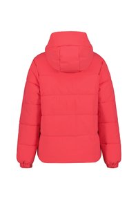 Rød pufferjakke med hætte, der har et quiltet design og elastiske manchetter. Materialet ser glat og letvægtsagtigt ud.