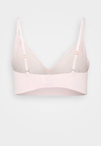 Bralette rosa claro com um tecido liso e elástico. Apresenta alças ajustáveis e um acabamento de renda em forma de onda ao longo do decote. Design sem fio.
