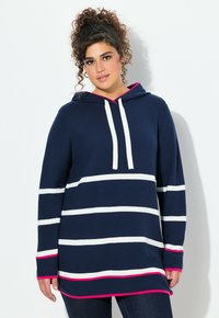 Granatowy hoodie z kapturem w białe i różowe paski, z kangurzą kieszenią i kontrastowym różowym wykończeniem na mankietach i dolnym obwodzie. Miękka tekstura.