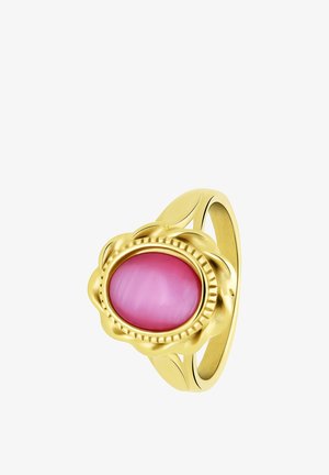 Gouden ring met een ovale roze steen met een gladde textuur, omringd door een scalloped ontwerp en gedetailleerde randen.