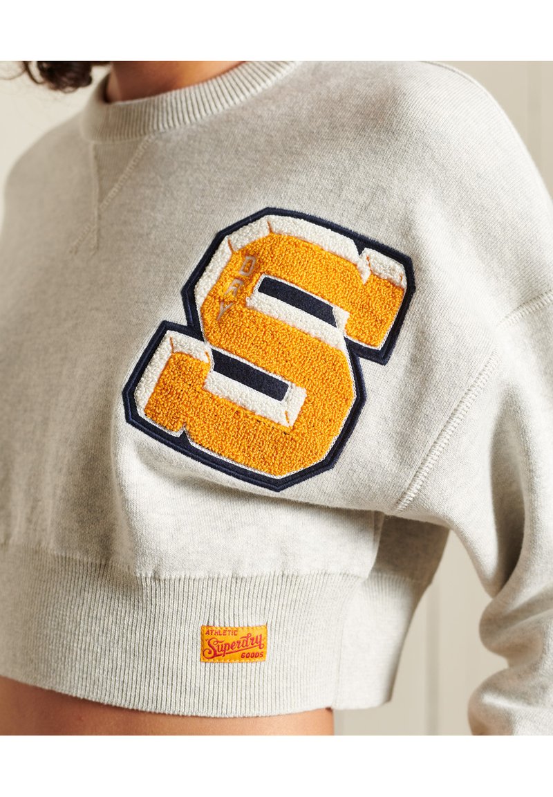 Damen Strickjacken | Superdry VARSITY Strickpullover athletic grey marl/grau - ZJ73813 Damen Strickjacken | Superdry VARSITY Strickpullover athletic grey marl/grau - ZJ73813