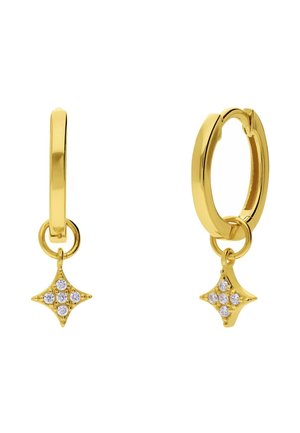 Gouden creooloorbellen met stervormige bedeltjes versierd met kleine heldere edelstenen, weergegeven op een witte achtergrond.