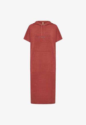 Czerwona bawełniana sukienka z kapturem i krótkimi rękawami, z przednią kieszenią i ręcznie napisanym tekstem w kolorze srebrnym. Gładka tekstura, długość do kolan.