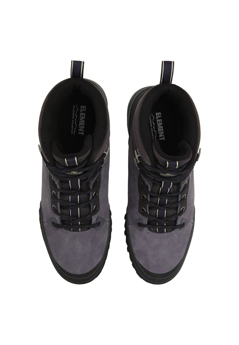 Dunkelviolette Wanderschuhe mit Obermaterial aus Wildleder, verstärktem Schnürsystem, Mesh-Zunge und runder schwarzer Gummisohle. Mit Zuglasche an der Ferse.