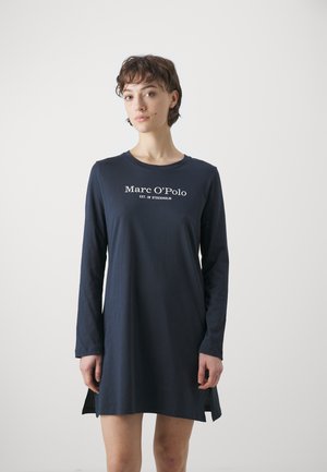 Abito lungo a maniche lunghe blu navy con scollo a giro e spacchi laterali. Presenta sul davanti una scritta bianca che recita "Marc O'Polo EST. A STOCCOLMA".