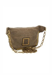Borsa a mano in pelle marrone con borchie dorate, forma rettangolare, dotata di una placca decorativa e una tracolla a catena con design ondulato.