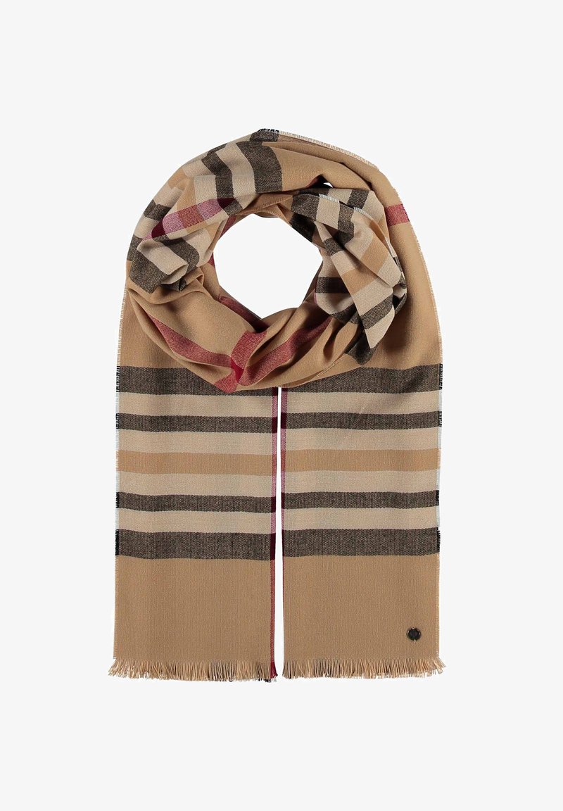 Écharpe beige avec des rayures horizontales en marron foncé, marron clair et rouge, présentant des bords effilochés et un petit logo en accent. Texture de tissu douce.