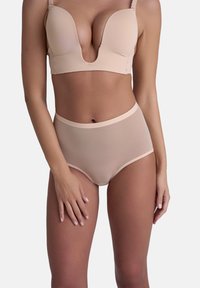 Nude lingerieset met een diep decolleté bh en een hoog-waist slipje. Gemaakt van gladde stof met zachte randen en minimale naden.